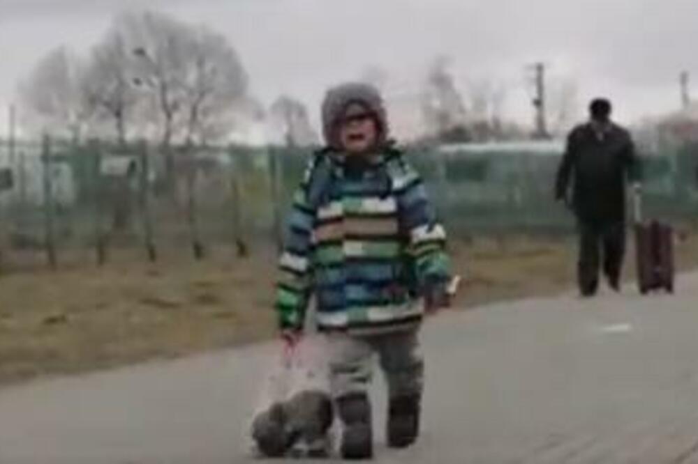 BOL I PATNJA! Sav UŽAS rata u kratkom videu! NAPUŠTEN, SA SUZAM U OČIMA DEČAK SAM SAMCIJAT PRELAZI GRANICU! (VIDEO)