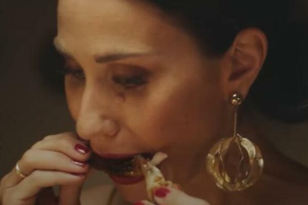 KONSTRAKTA OBJAVILA SPOT ZA EVROVIZIJSKU PESMU: Proždrljivo jede piletinu, opet pere ruke i šalje JAKU PORUKU!