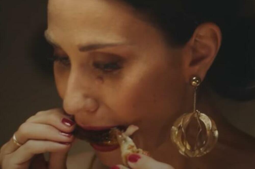 KONSTRAKTA OBJAVILA SPOT ZA EVROVIZIJSKU PESMU: Proždrljivo jede piletinu, opet pere ruke i šalje JAKU PORUKU!