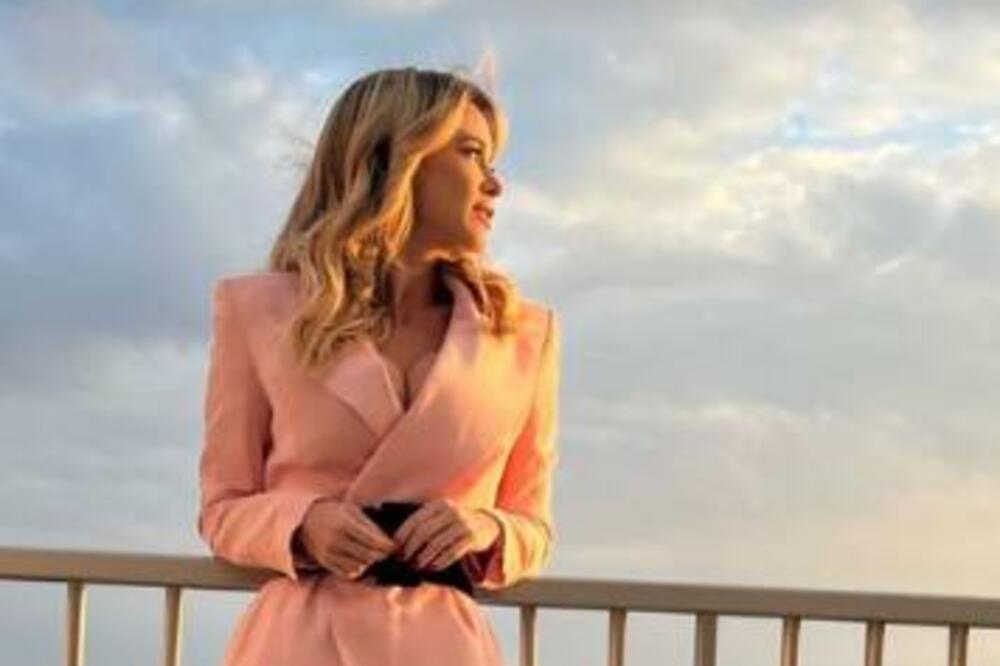 ŽEŠĆA OD PAMELE, AL' PRIRODNA, PLAVA I SLASNA: Najlepša voditeljka pokazala BRUTALNE BOMBE, OPASNO PO ŽIVOT! (FOTO)