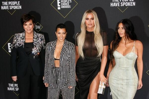 POZNATE STARLETE SE POSVAĐALE OKO PEVAČA KOG SRBIJA OBOŽAVA: On se oglasio i poručio im JEDNO! (FOTO)