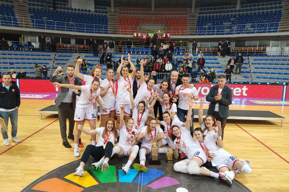 KUP JE CRVENO-BELI I KOD DAMA: Košarkašice Zvezde protutnjale do pehara u Nišu!