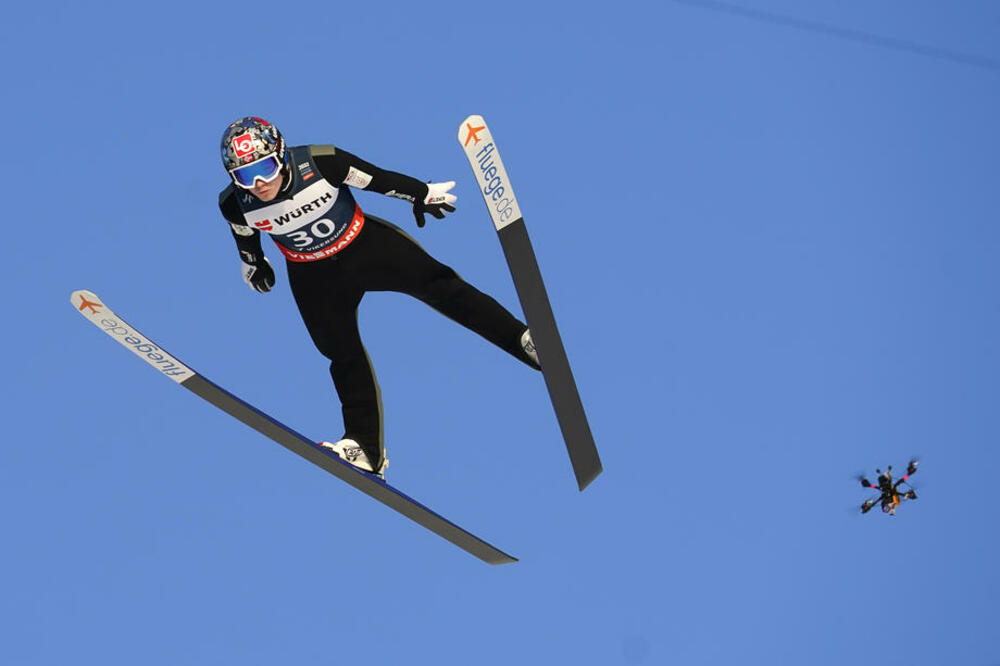 OLIMPIJSKI ŠAMPION POSTAO PRVAK I U SKI LETOVIMA: Lindvik kao orao u Vikersundu!