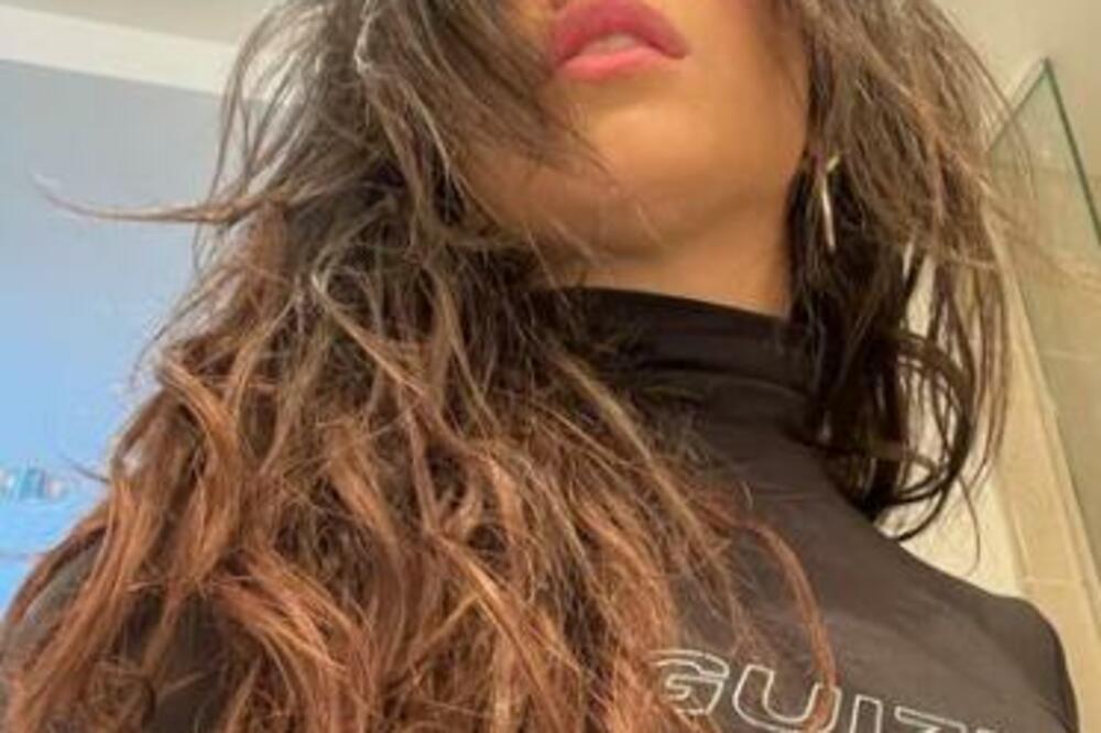 UHHH! Pevačici se desio PEH u emisiji uživo! Milioni gledali program, ali za odrasle (VIDEO)