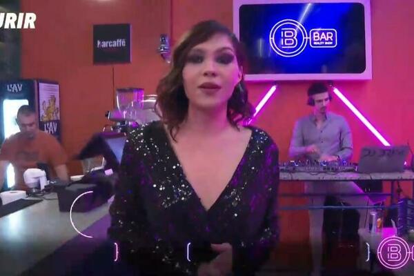 GRMI KAKO IZGLEDA! Kontrakulturna sija u dugoj crnoj haljini do poda BLISTA NA SUPERFINALU BARA!