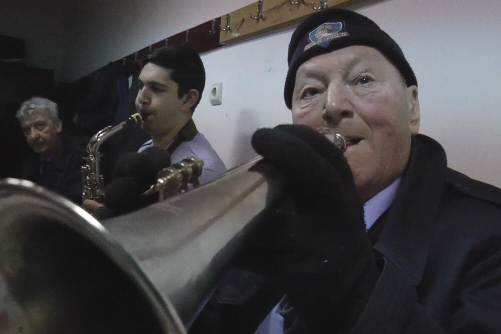 ORKESTAR IZ SRBIJE KOJI ŽIVI OD CRNIH DANA! Njihova publika su uplakane udovice i tužna rodbina (GALERIJA)