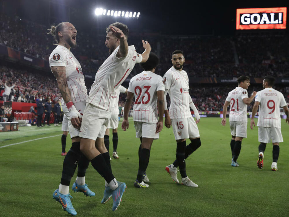 Gudelj slavi sa saigračem gol protiv Vest Hema