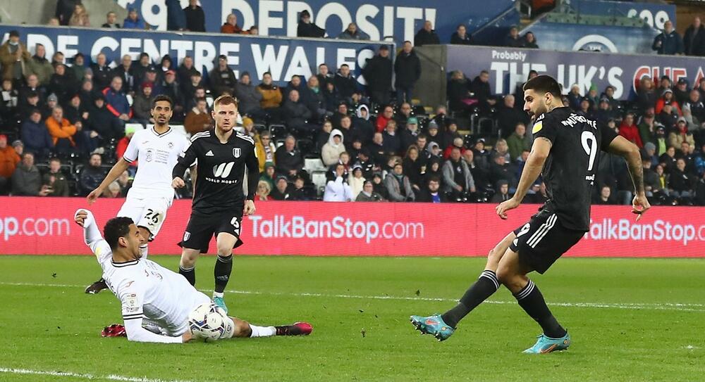 Aleksandar Mitrović postiže gol protiv Svonsija