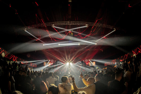 KARLEUŠA ZAPALILA KOPAONIK! Kostimom najavila NOVI TREND, izgrmela je kao nikada do sad! (VIDEO)