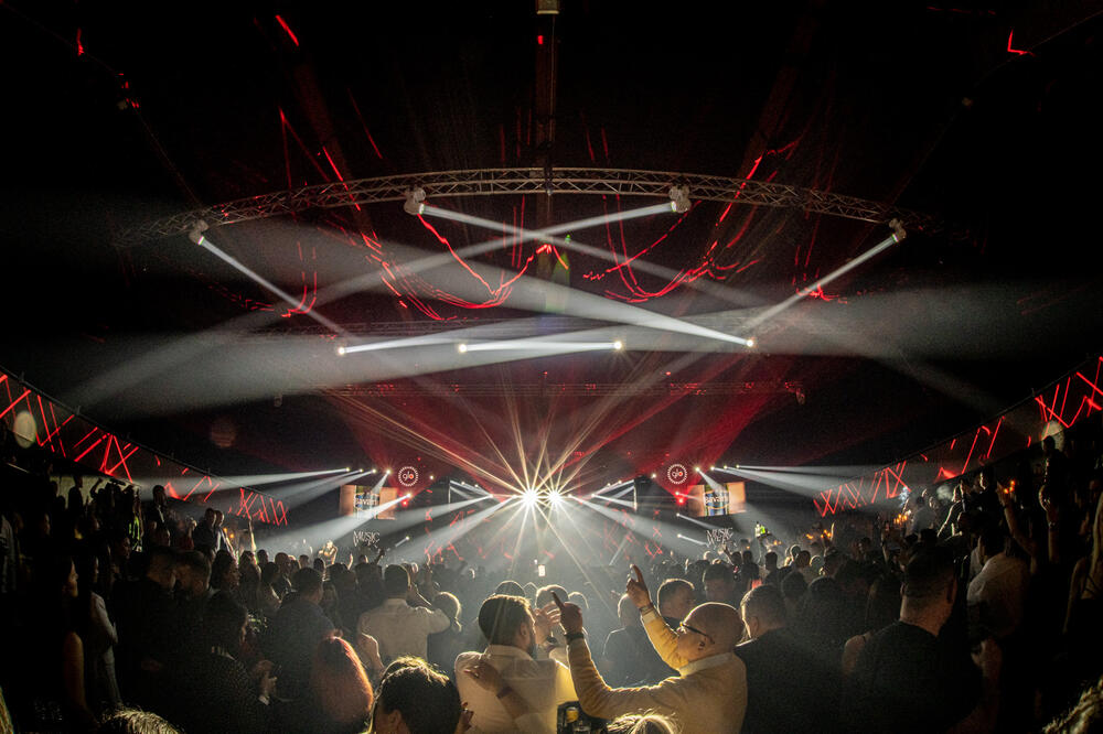 KARLEUŠA ZAPALILA KOPAONIK! Kostimom najavila NOVI TREND, izgrmela je kao nikada do sad! (VIDEO)