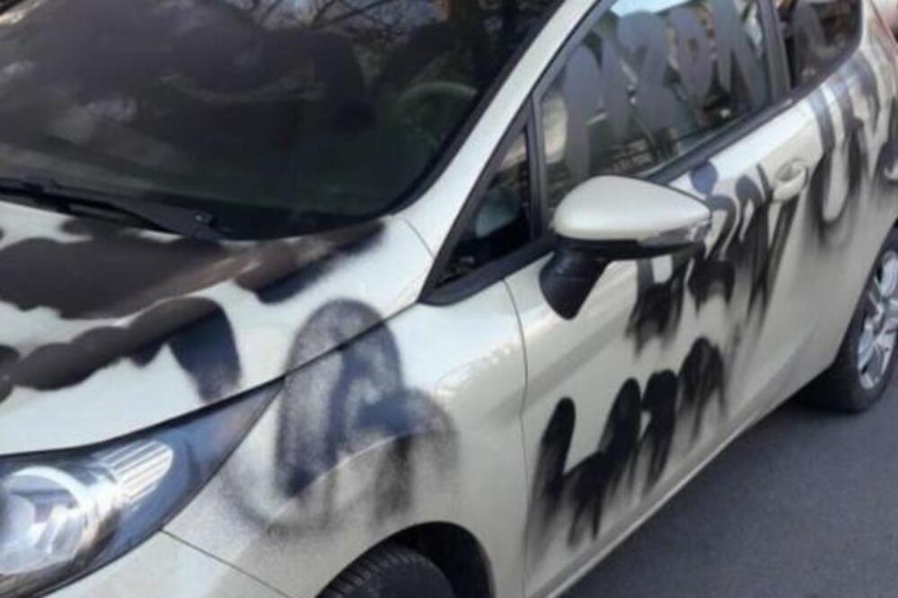 PI*DA! BILO JE ŠVALERISANJA, GARANT! Šta bi vama palo na pamet da ste prošli pored ovog auta u Bg-u? FOTO