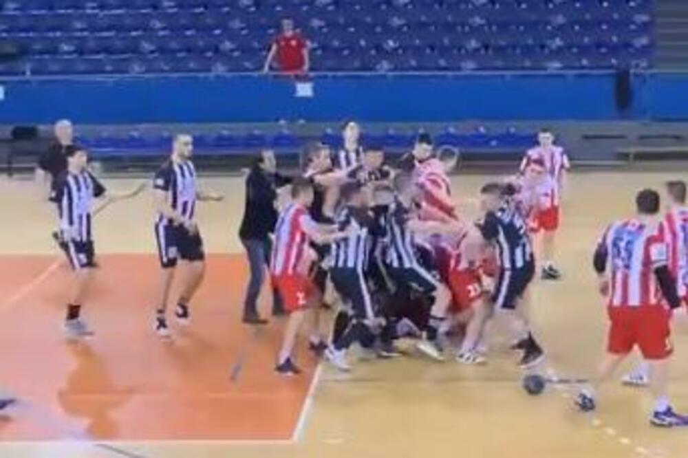 UŽAS I STRAHOTA! OPŠTA TUČA! Sevale pesnice na "večitom derbiju"! OVAKO NEŠTO NE BI SMELO DA SE DEŠAVA! (VIDEO)