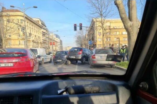 SVI SE PITAJU KAKO JE USPEO OVO DA URADI: Neobična saobraćajna nezgoda kod crkve Svetog Marka! (FOTO)