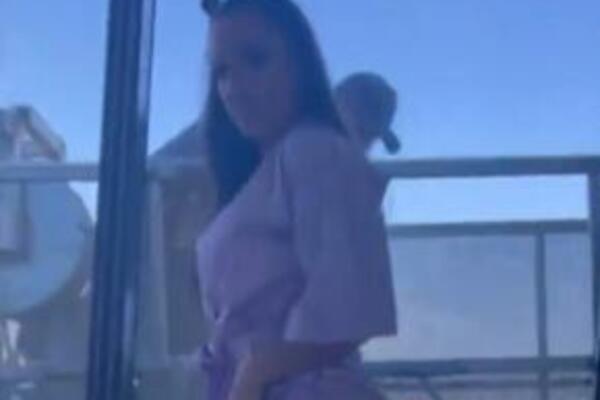 OBJAVLJENE EKSPLICITNE FOTKE UČITELJICE: Kružile su po školi, a onda se odlučila na još "PRLJAVIJI" KORAK (VIDEO)