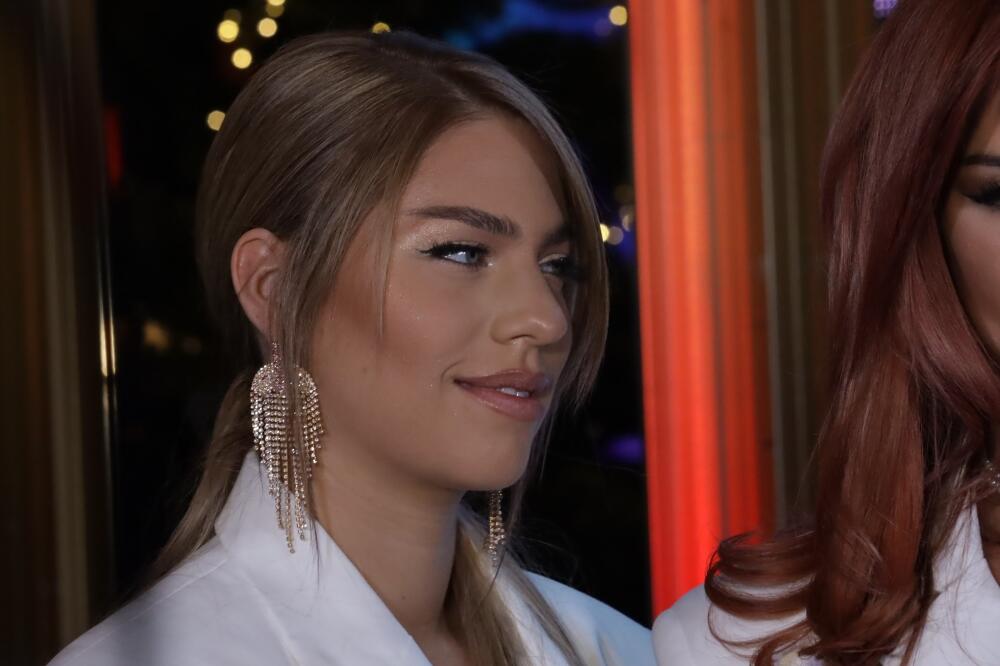 AU, OSVANULA NEVIĐENA FOTKA KSENIJE KNEŽEVIĆ SA DEČKOM KOGA KRIJE: Obgrlila ga rukama i krenuli u AKCIJU! (FOTO)