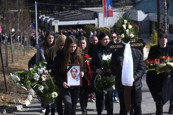 SVI SU DOŠLI DA ISPRATE SLAVNOG UŠKETA: Veliki broj ljudi se okupio na sahrani legendarnog fudbalera Partizana!