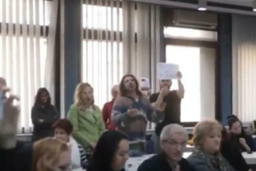 Blokirali rad javne sednice Komisije za planove GUP, duvali u pištaljke, a direktora Urbanizma polili vodom!