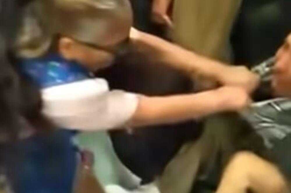 IZVADIO JE POLNI ORGAN I KRENUO DA NAPASTVUJE ŽENU: "K*rvin sine, ja ću te svući" (HIT VIDEO)