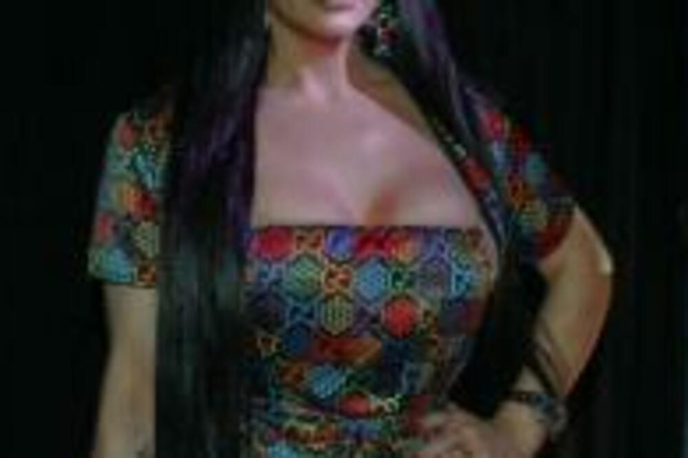 OMILJENA SRPSKA PEVAČICA PRIZNALA DA JU JE DEČKO UVUKAO U PROSTITUCIJU: Danas PEVAMO njene pesme, a ovako je POČELA