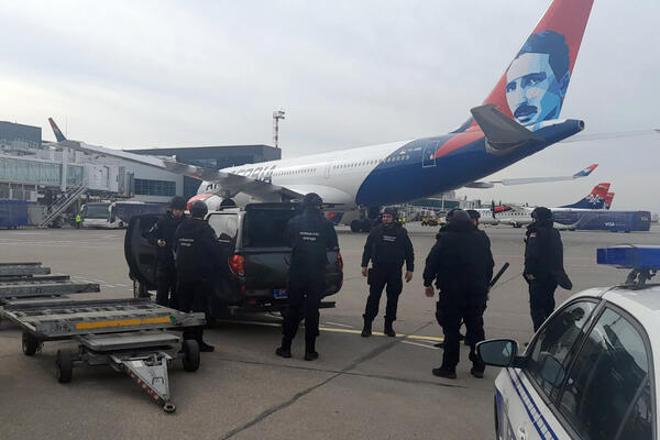 NAJNOVIJI DETALJI DRAME NA AERODROMU U BEOGRADU: Avion koji je sleteo bio iz Antalije, DETE prevezeno u BOLNICU