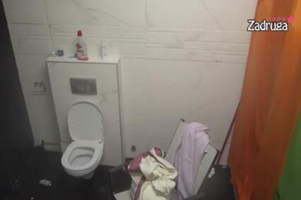 DEJAN PROŠETAO GOLOTINJU PONOS U GRO PLANU: Demolirao wc VRELOM akcijom sa Aleks pa zaboravio na kamere! VIDEO 18+