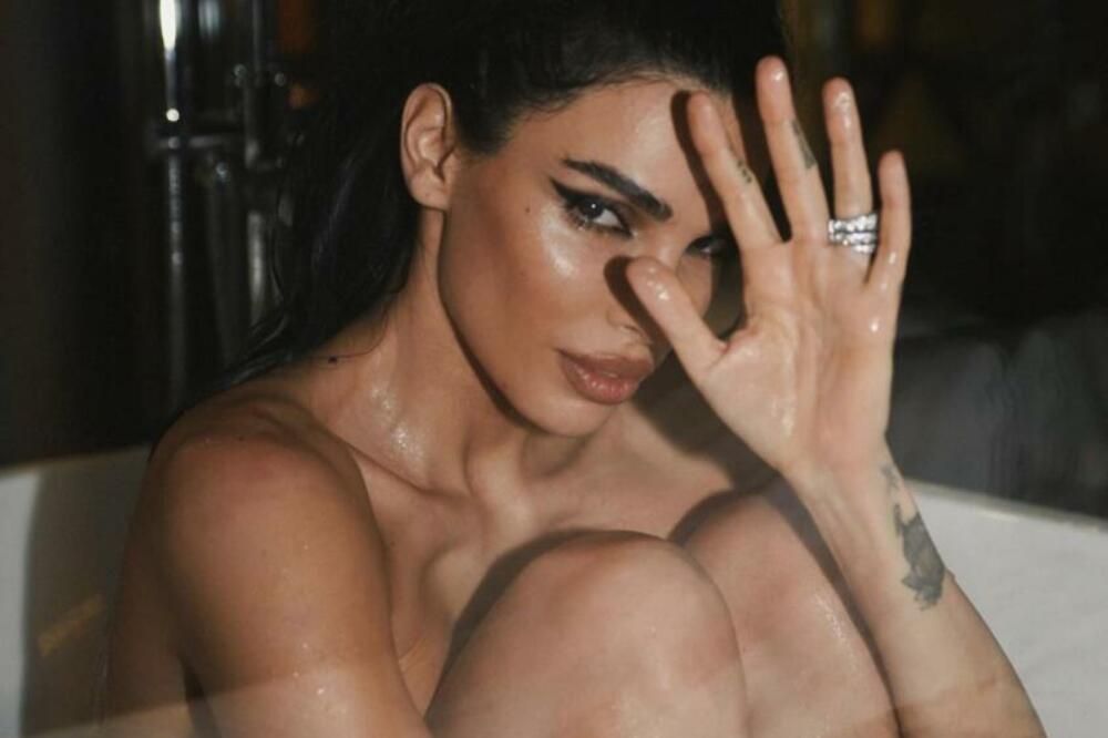 SUPRUGA FUDBALERA FILIPA ĐORĐEVIĆA POLUGOLA UZJAHALA PASTUVA, PA SPALILA MREŽE: Ovo nije za MALOLETNIKE! (FOTO)