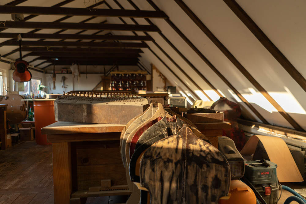 DA LI ZNATE ŠTA SU GRADITELJI INSTRUMENATA - u Sremskoj Mitrovici se jedna porodica bavi ovim starim zanatom (FOTO)