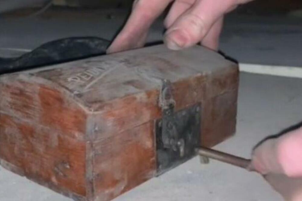 NAŠAO ĐAVOLJU KUTIJU I ZANEMARIO UPOZORENJE NA NJOJ: Usledila SCENA KAO IZ HOROR FILMOVA (VIDEO)