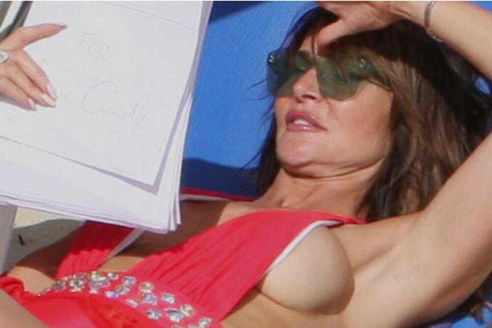 SLAVNA VODITELJKA SE OPUSTILA, A GRUDI ODLETELE: Dok je ležala, IZLETELO JOJ SA SVIH STRANA (FOTO)