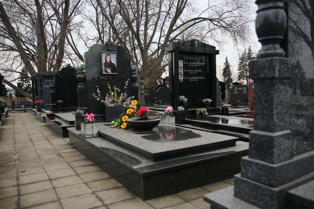 ŽAN-KLOD JE JEDNOM POSETIO GROB POZNATE SRPSKE PEVAČICE: Svirepo je ubio njen DEČKO!