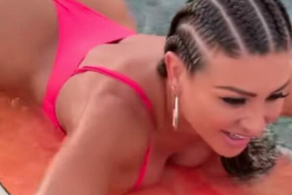 GOLA GUZA SE SAMO MRDA! Plejboj zečica RUČNIM RADOM raspametila 9 MILIONA ljudi (VIDEO)