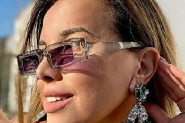 KONTROVERZNA PEVAČICA IZBACILA SNIMAK SVOJIH PRIRODNIIH SEDMICA: Sve će ISPASTI, čuvajte OČI! (FOTO)