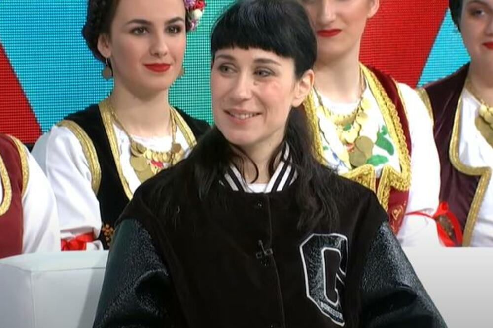 UMREĆETE OD SMEHA KADA VIDITE OVAJ SNIMAK: Ovako Žika Jakšić peva KONSRAKTINU PESMU, smislio i KOREOGRAFIJU!