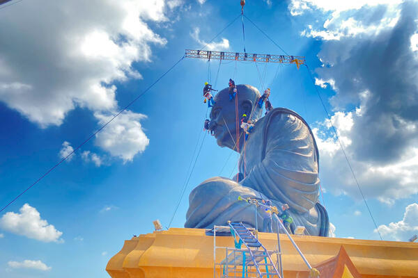 ŠEST RADNIKA VISI NA KONOPCIMA I ČISTI DŽINOVSKU GLAVU BUDISTIČKE STATUE: Spektakularni PRIZORI sa Tajlanda! (FOTO)