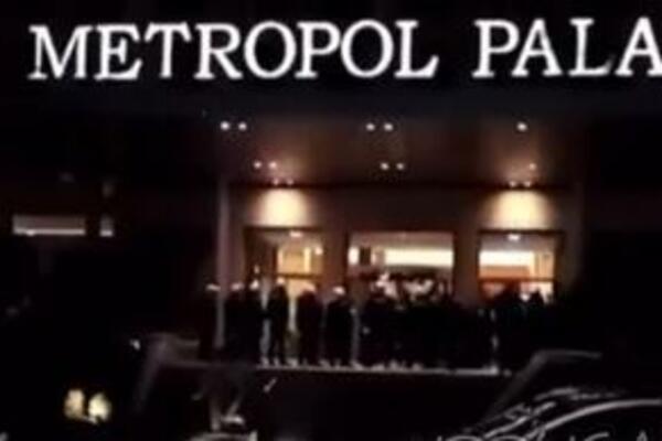 VEĆ JE POČELO: Navijači Zvezde NAPALI pristalice Rendžersa pred hotelom Metropol, policija intervenisala! (VIDEO)