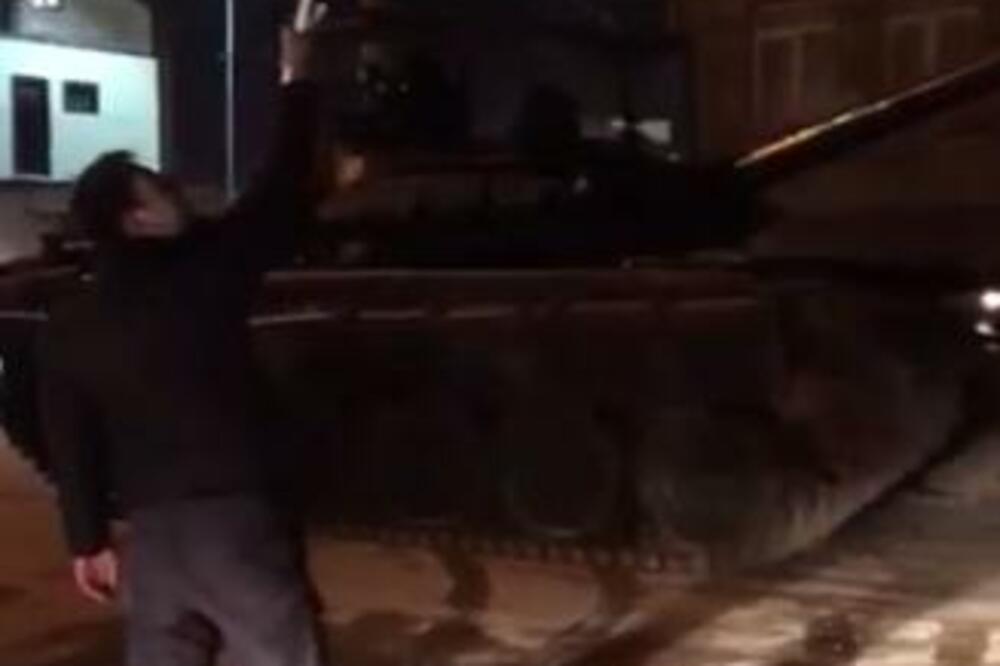 GRUZINI KRENULI DA SE BORE U UKRAJINI: Uz zastave ih ispratili put Donbasa (VIDEO)