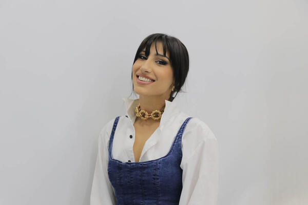 ŽIVEĆE U KOLIBI!? POZNATA PEVAČICA NAPUŠTA SRBIJU: Angelina PRESEKLA!