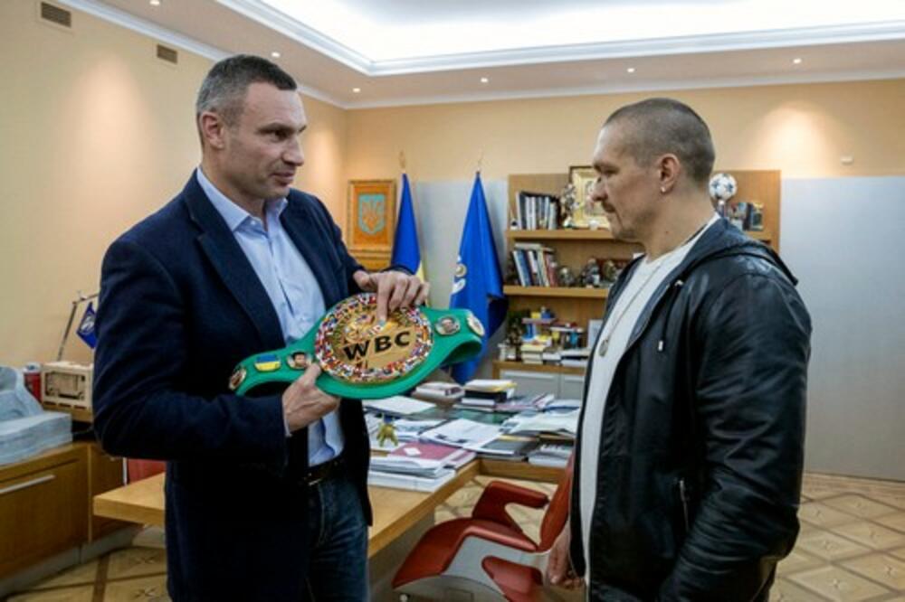 Vitalij Kličko i Oleksandr Usik sa WBC pojasom
