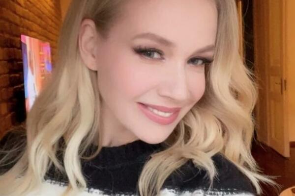 JELENA ROZGA OBUKLA KOMAD OD 300 DINARA U KOME IZGLEDA KAO PLEJBOJ ZEČICA! Hrvatica zapalila INTERNET (FOTO)