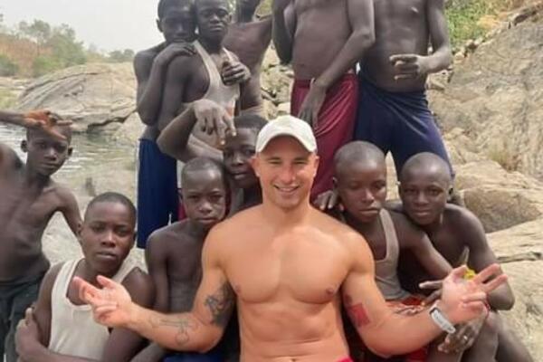 TRČAO 13 SATI I POSTAO AJRONMEN: Posle obilaska svetskih metropola Dejan traži utočište u Srbiji! (FOTO)