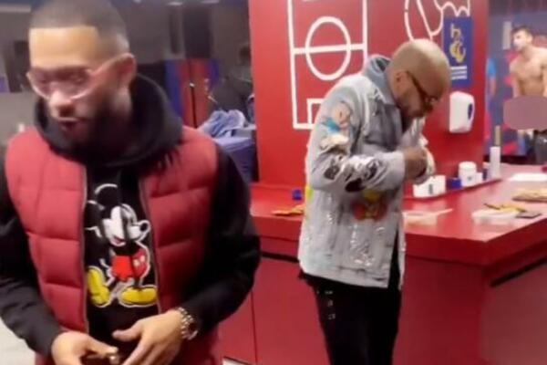 POTPUNO GOLI PIKE! Kompromitujući snimak! (VIDEO)