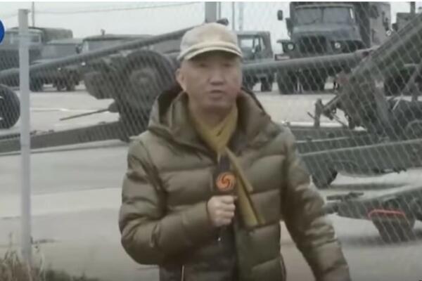 OVAJ KINEZ U ZLATNOJ JAKNI USPEO DA IZNERVIRA I RUSE I UKRAJINCE: Ko je nagrađivani REPORTER kineske televizije?
