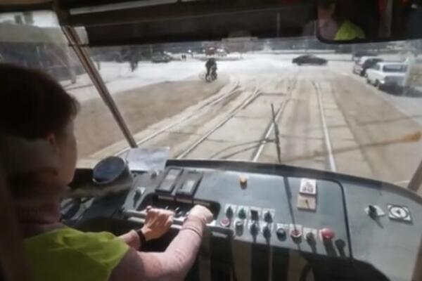 JELENA I DALJE VOZI TRAMVAJ KROZ KIJEV: Svaki dan prevozi PREPLAŠENE PUTNIKE koji strahuju za ŽIVOTE! (VIDEO)