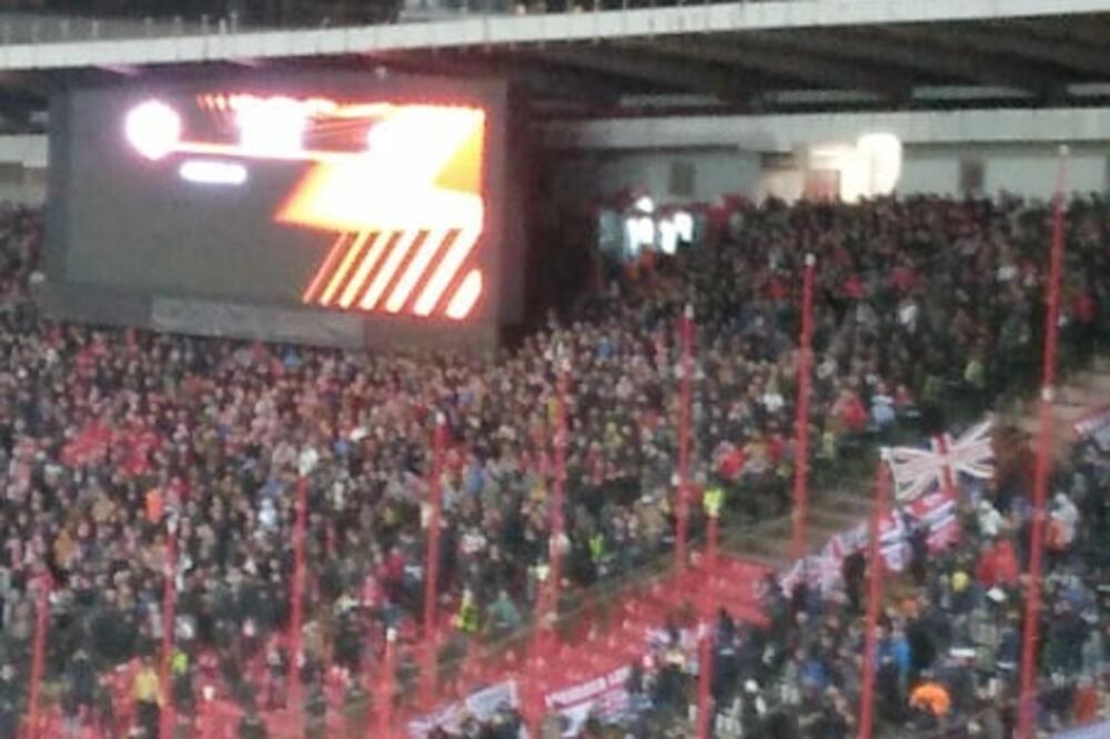 DOK DELIJE ŠALJU PORUKU PROTIV RATA! Škoti se UŽASNO ponašaju! (VIDEO)