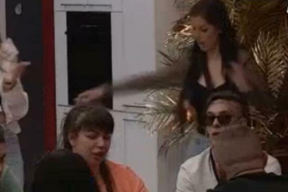 AU! ZAPALILA SE ZADRUGARKA PLAMEN BUKTI: Svi u PANICI kada se čuo VRISAK!