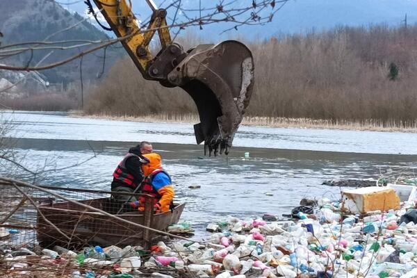 GOMILA OTPADA STIGLA SA OTAPANJEM SNEGA: Počelo čišćenje reke Lim (FOTO)