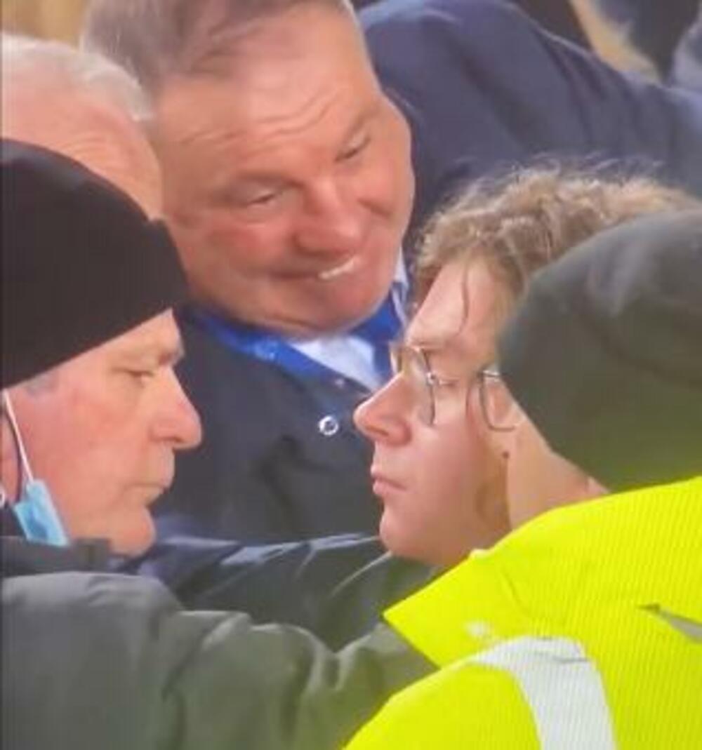 Student prekinuo meč Everton - Njukasl