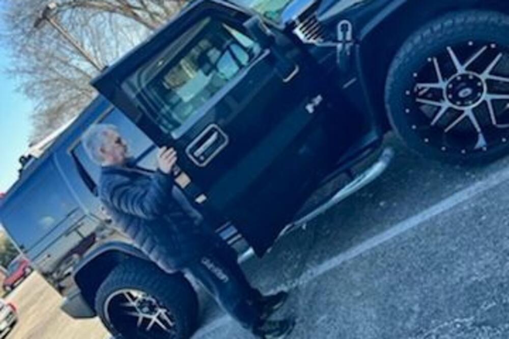 BAHATO! Bosanac uslikan u Americi, ima LIČNOG VOZAČA, svi znate TAJ LIK! (FOTO)