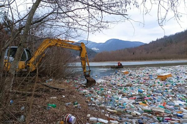 ODVRATNA DEPONIJA TALOŽI SE NA POVRŠINI REKE LIM: Ekološka udruženja počela sa čišćenjem! (FOTO)
