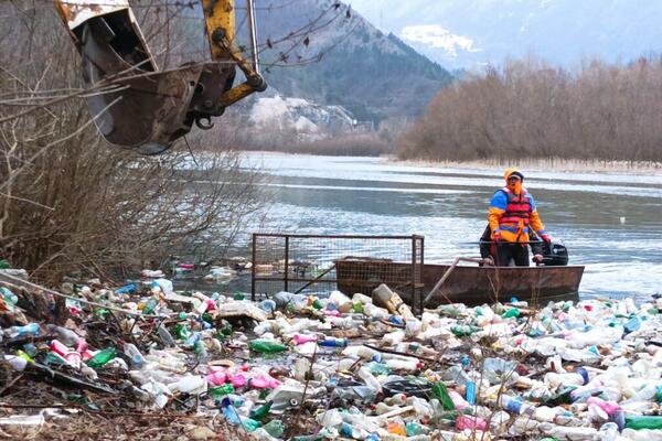 DESA JE U SMEĆU NAŠLA NOVAC, ROLEKS, ZLATO: Šokiraćete se kada saznate ŠTA sve Srbi BACAJU u ĐUBRE!